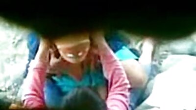 બે મહિલાઓ એક ત્રિકોણમાં શિંગડા માણસ પર છે, વાહિયાત થઈ રહી છે